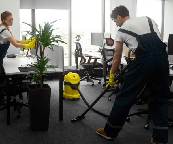 full-shot-people-cleaning-office (1)